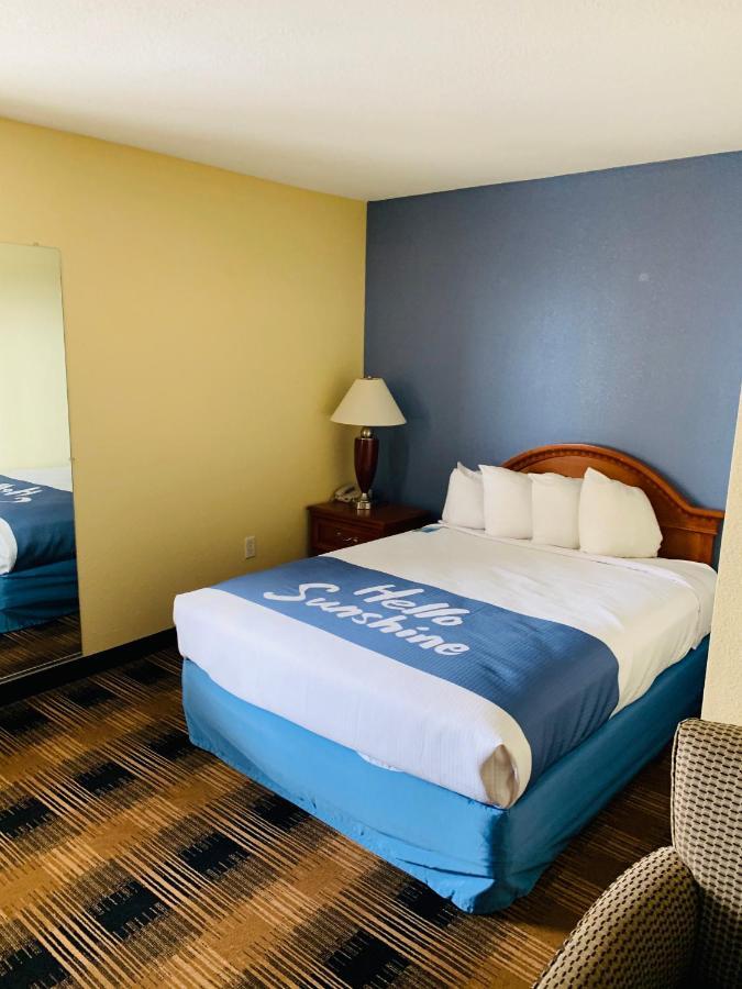 Days Inn By Wyndham Trumann Ar Экстерьер фото